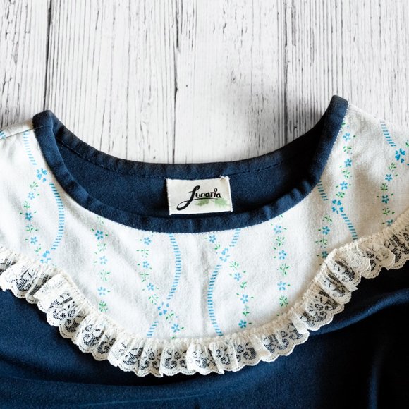 blue top with floral print collar - Picture 4 of 4